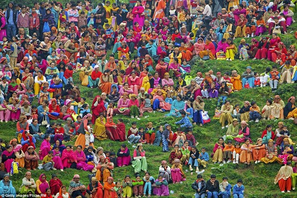 Người dân vùng Himachal, phía bắc Ấn Độ, mỗi người một vẻ với trang phục không ai giống ai.