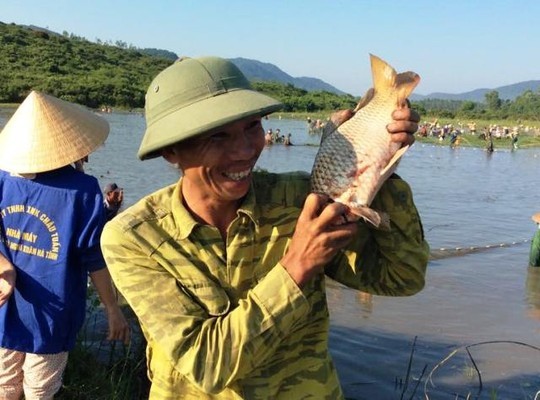 Người bắt được con cá to nhất sẽ được làng ban thưởng, và con cá ấy sẽ dùng làm lễ cúng dâng lên Thành hoàng làng vào ngay tết Đoan Ngọ.