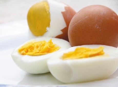 
Khi vừa ốm dậy, người bệnh sức đề kháng yếu không nên ăn trứng tươi, luộc chưa chín hoặc đập vào cháo nóng, nước nóng.
