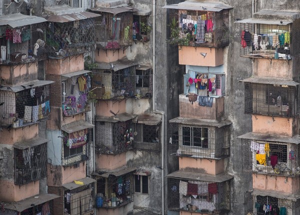 Dharavi, một trong những khu chung cư lâu đời tại thành phố Mumbai, Ấn Độ. Đây cũng là khu ổ chuột lớn nhất toàn lãnh thổ Châu Á với hơn 1 triệu người sinh sống.