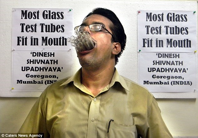 Mặc dù tập luyện nhiều nhưng anh vẫn cảm thấy đau trong miệng. Dinesh Upadhyaya đang ngậm 14 ống nghiệm. (Nguồn: Daily Mail)