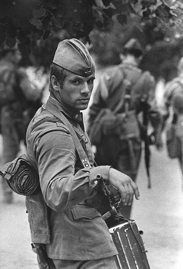 6. Bức ảnh Người chiến sĩ chụp năm 1973/ Tác giả Vladimir Vyatkin