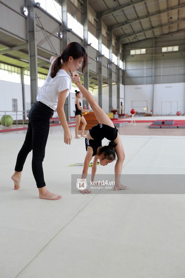 Việt Trinh tận tình chỉ bảo cho các học trò nhỏ