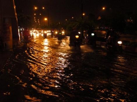 Đường Phạm Văn Đồng tái diễn cảnh ngập sâu trong cơn mưa tối 23-10. Ảnh: Phước Tĩnh