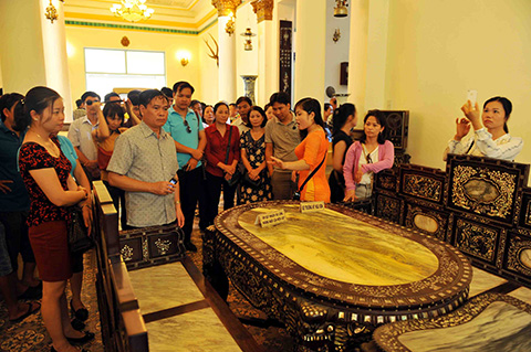 Du khách tham quan ngôi nhà cổ