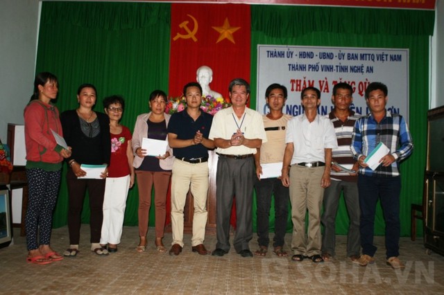 Đại diện lãnh đạo báo cùng ông Lê Tôn Thực và các nhà hảo tâm trao tận tay số tiền cho các ngư dân Lý Sơn.