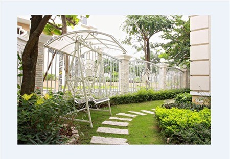 
Một góc vườn rộng và xanh mát trong biệt thự cô Trúc.
