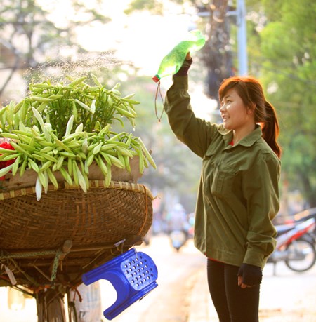 Nu sinh Du lich sang giang duong chieu ban hoa