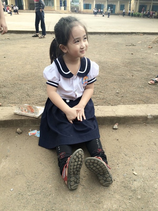 Cô bé tiểu học ở Đăk Lăk gây sốt với bức ảnh ngồi đọc truyện ở sân trường 6