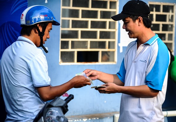 Thế nhưng điều khiến nhiều người ngạc nhiên là ngay ở cổng bán vé phía đường Đào Duy Từ thì trong lúc nhiều người xếp hàng mua vé chính thức thì ở ngay đó có người đàn ông đội mũ đen mời khách mua vé loại A4-A5 với giá chỉ nhỉnh hơn 10.000 đồng. Người đàn ông này quảng cáo muốn mua vé ở khán đài A1, A2, A3 đều có hếtNgười đàn ông này quảng cáo muốn mua vé ở khán đài A1, A2, A3 đều có hết