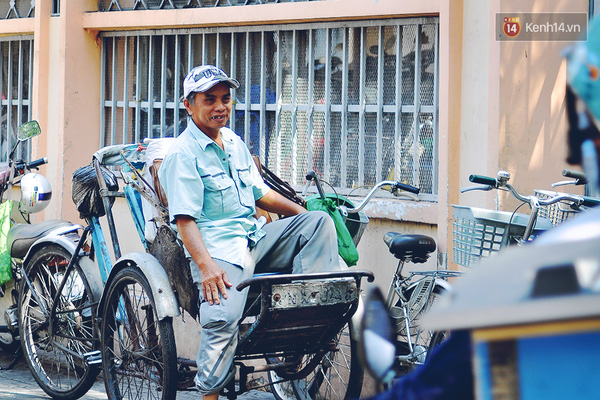 Ông Lê Văn Ý vẫn lạc quan với nghề dù biết có thể trong tương lai xích lô sẽ không còn.