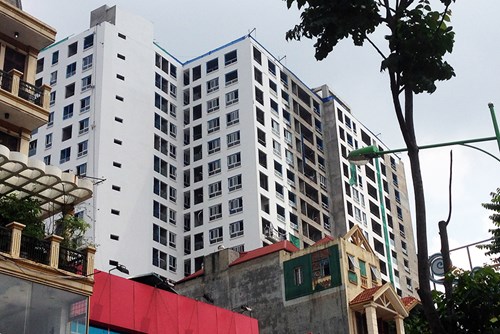 
Tòa nhà nhìn từ phía đường Nguyễn Thái Học đã được sơn tường ngoài và đang hoàn thiện các tầng dưới với mục đích làm trung tâm thương mại.
