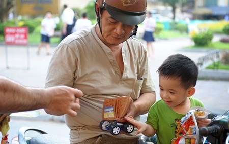 Trai Tay ban do choi tre em o via he Ha Noi