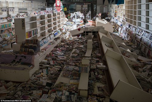 Trong một thư viện, sách nằm vương vãi dưới sàn nhà sau trận động đất cực mạnh.