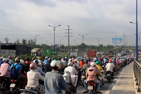 Vụ tai nạn liên hoàn gây ùn tắc nghiêm trọng trên xa lộ Hà Nội, hướng lên quận 2