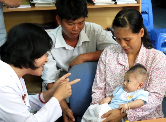 
Bé có vẻ rất mến bác sĩ Hoàng Vũ Quỳnh Trang - khoa tâm lý - và luôn cười rất tươi trong lúc cô khám bệnh. Nụ cười cũng đã trở lại trên khuôn mặt cha mẹ bé
