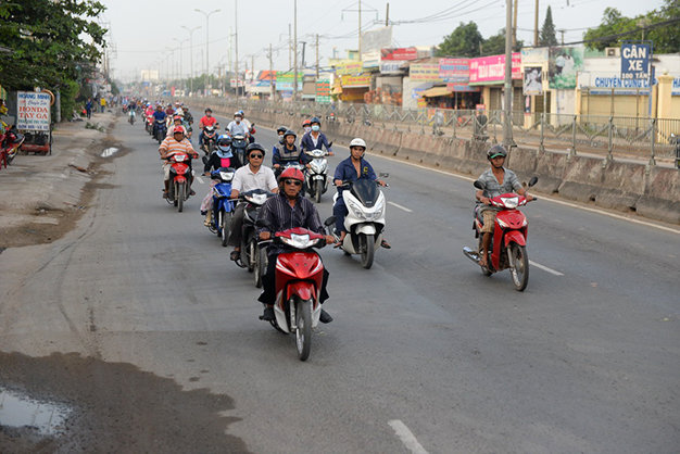 Quốc lộ 1A đoạn qua địa bàn huyện Bình Chánh, TP.HCM hướng từ các tỉnh miền Tây về TP.HCM vắng bóng các xe tải trọng lớn - Ảnh: Hữu Khoa