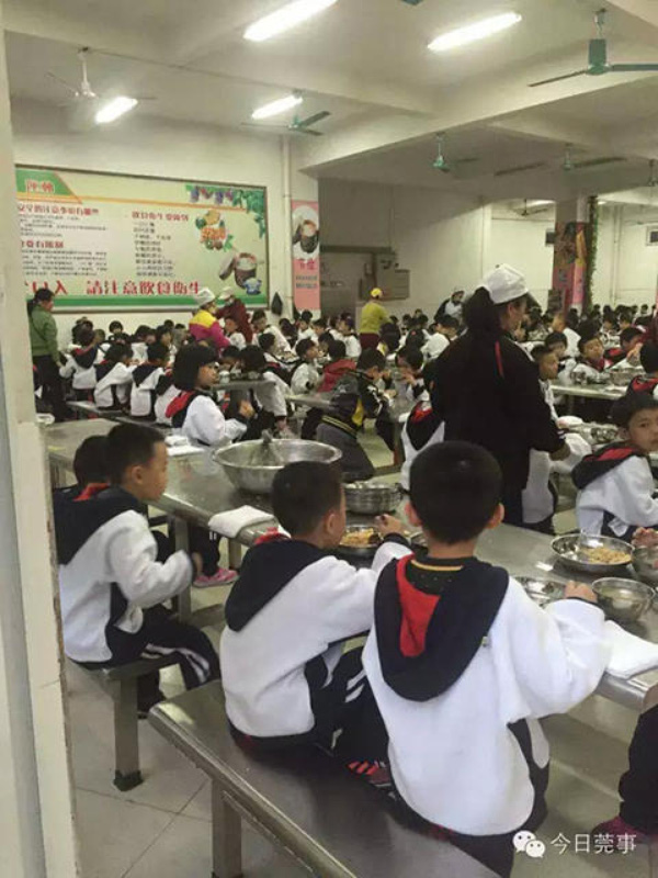 
Các học sinh trong nhà ăn của trường mẫu giáo thực nghiệm Nam Khai.
