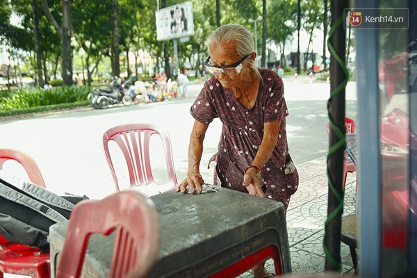 Mỗi ngày, bà bán nước từ sáng đến 5h chiều thì dọn hàng về, lời được vài chục ngàn nhưng bà vẫn cảm thấy vui.