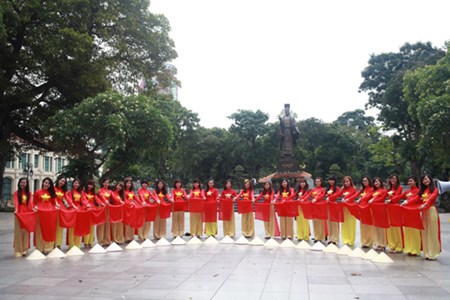 Nu sinh mac ao dai co do sao vang chup anh ky yeu