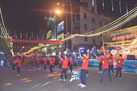 Hang ngan nguoi chen chan kham pha “pho di bo vung bien“