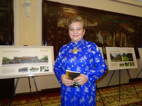 
Bà Katherine Muller-Marine, Trưởng dại diện UNESCO tại Việt Nam, dự lễ ra mắt trong bộ áo dài truyền thống của Việt Nam
