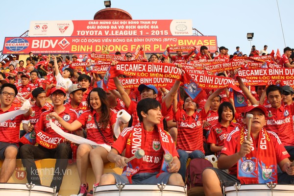 Ngộ nghĩnh hình ảnh cô bé dễ thương thi hát... karaoke trên khán đài V-League 6