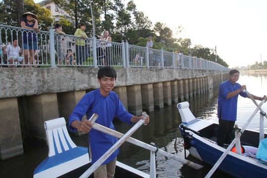 Dù đây không phải là lần đầu tiên tour Nhiêu Lộc - Thị Nghè đón khách nhưng người dân hai bên bờ kênh vẫn tỏ ra khá hào hứng khi đến xem