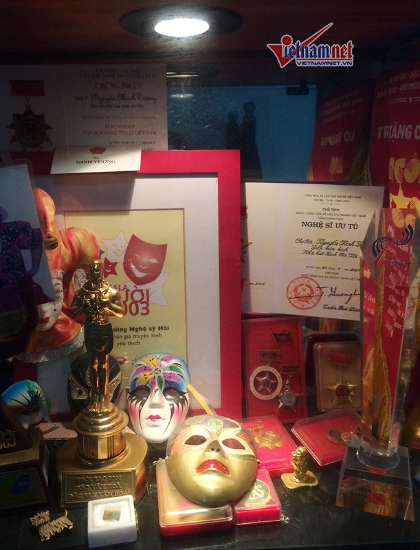 Một góc tủ là nơi bày các kỷ niệm chương liên quan đến các danh hiệu và giải thưởng mà Minh Vượng đạt được trong nghề nghiệp.