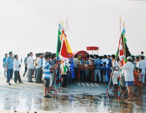 Mỗi khi cá Ông lụy, ngư dân Phước Hải luôn tiếp đón bằng những nghi lễ trang trọng. Ảnh: Tư liệu