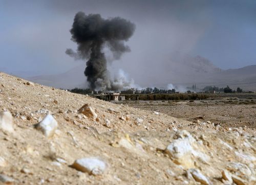 
Binh sĩ nã pháo vào các vị trí của phiến quân gần Palmyra.
