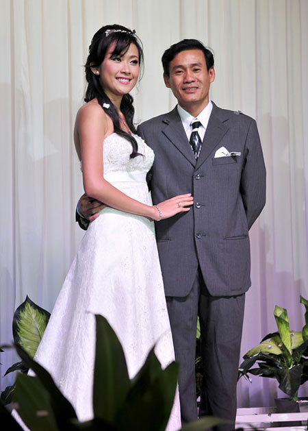 
Lê Nhã Uyên cũng kết hôn ngay sau cuộc thi Hoa hậu Việt Nam kết thúc nhưng cuộc hôn nhân này đã không bền.
