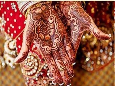 Tục vẽ Mehendi giống như một cách xăm mình nhưng không hề đau đớn và cũng giữ được một thời gian. Đây là một trong những cách trang điểm trên cơ thể của cô dâu Ấn Độ, mang ý nghĩa biểu tượng cho hạnh phúc và may mắn.Người ta dùng màu nước được làm từ lá của cây móng vẽ lên chân, tay, lưng hoặc một số vị trí khác trên cơ thể.

Vì gia đình quá nghèo, bố mẹ Anandi đã dùng nhiều cành cây móng màu sẫm để vẽ cho con gái với hy vọng cô bé được nhà chồng yêu quý.