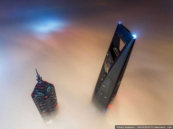 Khung cảnh đẹp mờ ảo như trong mơ của Tháp Kim Mậu và Trung tâm tài chính thế giới Thượng Hải vào buổi sáng sớm. Phải mất 20 tiếng đồng hồ hai nhiếp ảnh gia mới chụp được khoảnh khắc này. Họ đã leo lên giàn giáo xây dựng của một tòa nhà cao tầng vào ban đêm, đợi hàng tiếng đồng hồ tới khi ánh sáng xuất hiện, kết quả ra đời là bức ảnh hai tòa tháp chìm trong làn mây.