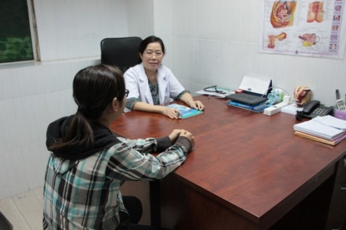 Bác sĩ Nguyễn Thị Huỳnh Mai tư vấn chữa bệnh sùi mào gà cho bệnh nhân.