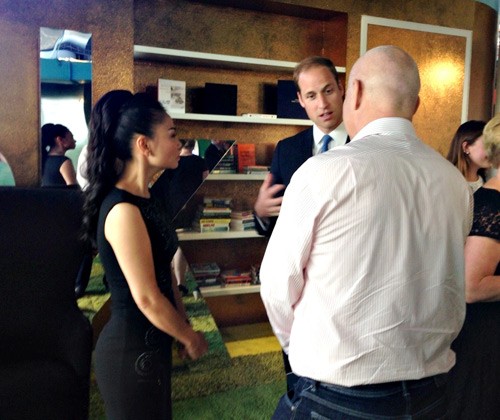
 Vợ chồng Thu Minh trong một buổi nói chuyện với Hoàng tử Anh.

