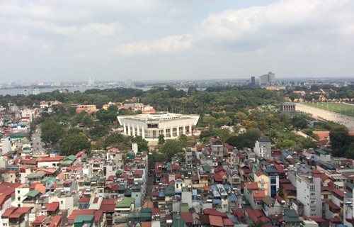 
Từ trên tòa nhà Kinh Đô Tower có thể nhìn thấy rất rõ bảo tàng Hồ Chí Minh và Lăng Bác
