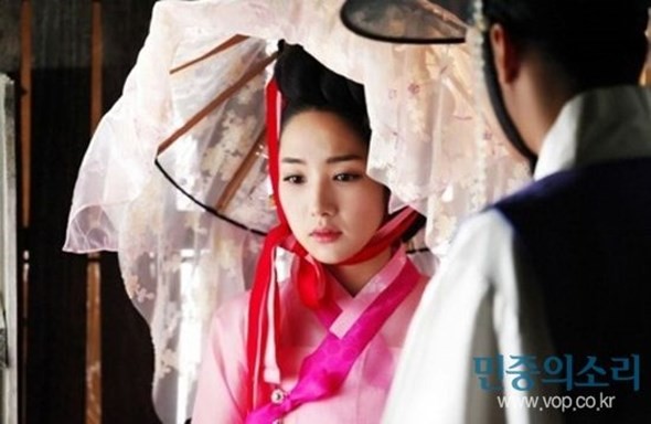 Trong bộ phim truyền hình Sungkyunkwan Scandal, cô nàng Yoo Hee (Park Min Young) không chỉ có tạo hình giả trai mà còn đóng giả làm kỹ nữ.