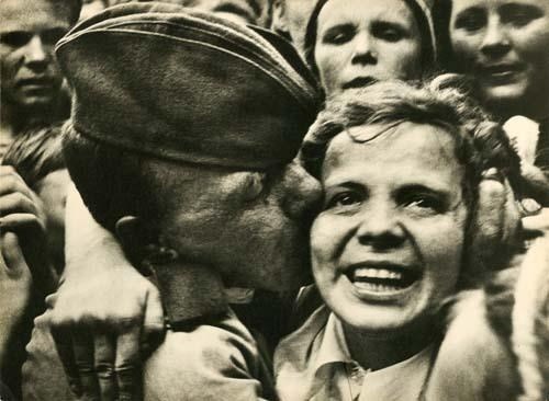“Meet the Winners”, George Petrusov, 1945

Bậc thầy về nhiếp ảnh thời Liên Xô George Petrusov đã bắt được khoảnh khắc hân hoan của đám đông khi Thế chiến II kết thúc.