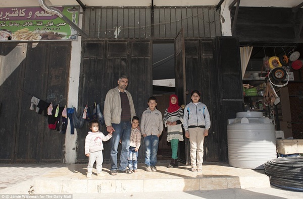 
Gia đình Issa Ali tại trại tị nạn. Xe tăng quân đội bắn nhầm nhà anh tại Syria khiến con trai và em họ anh thiệt mạng. Cả gia đình phải bỏ sang Lebanon tị nạn.
