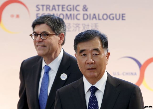 Bộ trưởng Tài chính Mỹ Jacob Lew (đeo kính) và Phó Thủ tướng Trung Quốc Uông Dương. Ảnh: Reuters