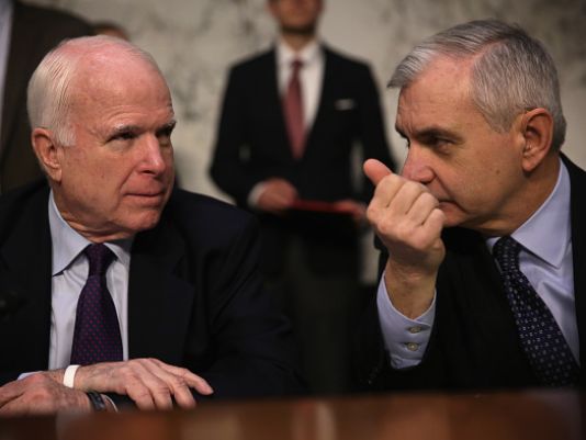 Thượng nghị sĩ đảng Cộng hòa John McCain (trái) và Thượng nghị sĩ đảng Dân chủ Jack Reed. Ảnh: Getty Images.