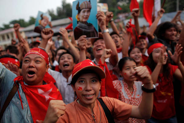 
Cử tri ủng hộ bà Aung San Suu Kyi đổ ra đường ăn mừng. Ảnh: AFP
