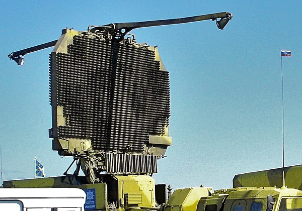 Hai mảng ăng ten đối diện nhau cho phép radar 64N6E phát hiện mục tiêu đồng thời ở 90 độ ngược chiều nhau.