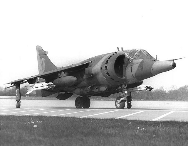 
Harrier G.R.3 trang bị tên lửa AIM-9 Sidewinder
