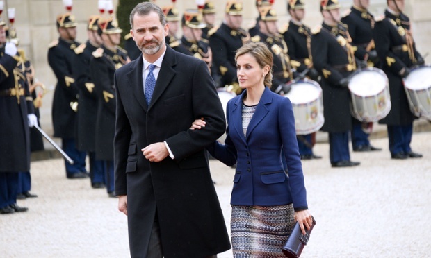 Vua Felipe VI của Tây Ban Nha (trái) Hoàng hậu Letizia tại Điện Elyseé hôm nay (24/3).