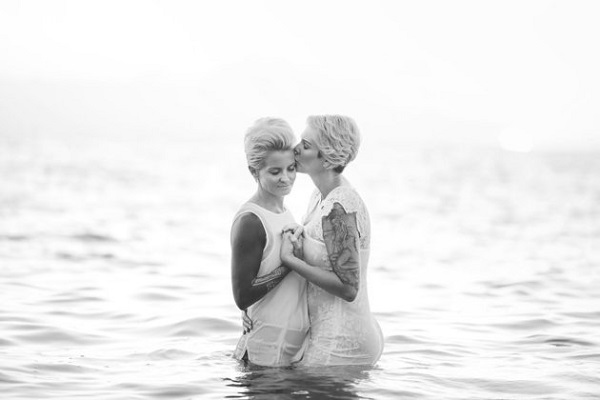 Bộ ảnh cưới dưới lòng đại dương tuyệt đẹp của cặp đôi đồng tính nữ
