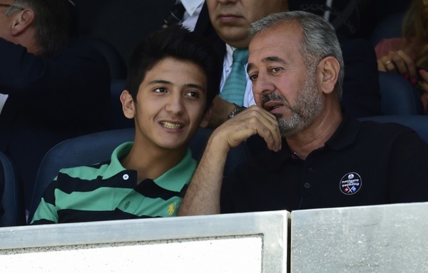 Cha và anh trai của Zaid ngồi trên khán đài theo dõi trận đấu.