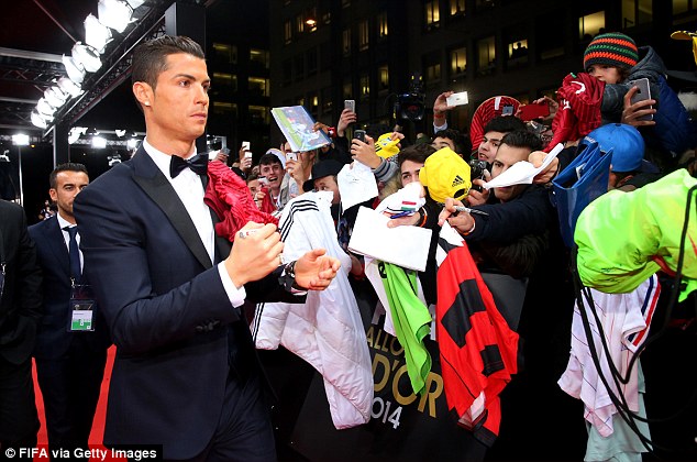NHM xin chữ ký của Cris Ronaldo
