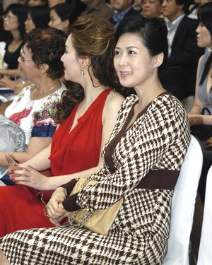 Năm 2007, Diễm Hương đã bất ngờ trở về Việt Nam và xuất hiện trong chương trình khách mời của một hãng mỹ phẩm.